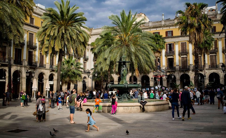 Für Spanien ging es im Sommer auf der RKI-Liste der Hochinzidenzgebiete auf und ab. Sorgen bereiteten vor allem hohe Infektionszahlen auf den Balearen und rund um Barcelona. Verglichen mit der YouGov-Umfrage vom September 2020 hielt Spanien im Mai aber den dritten Platz unter den beliebtesten Reisezielen der Deutschen im Ausland (25 Prozent).