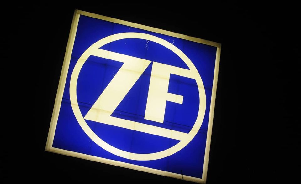 Das Werk des Autozulieferers ZF in Bad Neuenahr-Ahrweiler wurde vom Hochwasser so stark beschädigt, dass die Produktion ausgesetzt werden musste. Produktions- und Lagerhallen wurden geflutet, das Wasser habe bis zu zwei Meter hoch gestanden, zitiert die Deutsche Presseagentur einen Sprecher. Demnach seien Fahrzeuge in die Hallen gespült worden.