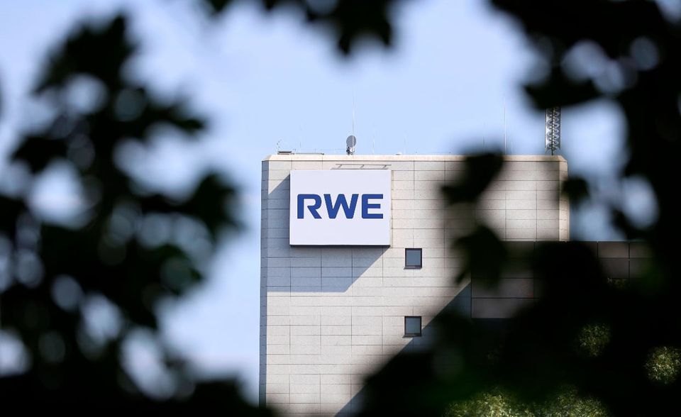 RWE hat in Folge der Flut den Brauntagebau Inden unterbrochen und auch die Produktion im Kraftwerk Weisweiler gedrosselt. Auch einige Wasserkraftwerke an Mosel, Saar, Ruhr und in der Eifel wurden zeitweise stillgelegt. RWE rechnet mit einem Schaden in Höhe eines mittleren zweistelligen Millionen-Betrages.