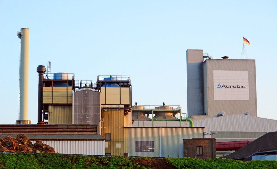 Der Kupfer-Recycler Aurubis musste seine Produktion in Stolberg stoppen und das Werk evakuieren. Das gesamte Firmengelände sei von der Überflutung betroffen, sagte Aurubis-Chef Harings gegenüber der Deutschen Presse-Agentur.