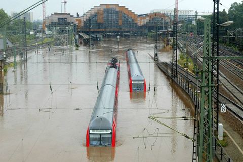 Das Hochwasser hat etliche Bahnhöfe und Gleisabschnitte beschädigt. Die Deutsche Bahn spricht von massiven Beschädigungen an 80 Bahnhöfen und Haltepunkten und Schäden auf mehr als 600 Kilometern Gleisen in Nordrhein-Westfalen und Rheinland-Pfalz.