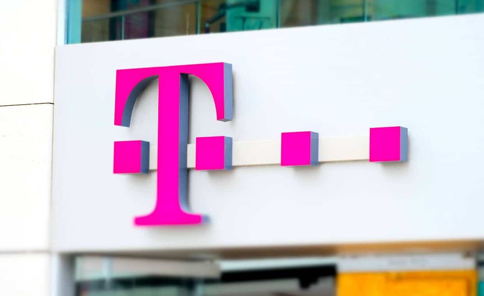 Die Fluten haben die Infrasturktur der Deutschen Telekom, aber auch die von Vodafone und Telefónica Deutschland beschädigt. Die Deutsche Telekom teilte mit, die Wasser- und Geröllmassen hätten in weiten Teilen NRWs und in Rheinland-Pfalz große Schäden verursacht. Das betreffe insbesondere die Kupfer- und Glasfaserkabel und die Netztechnik in den Kästen an den Straßen. Weiter heißt es: „Unsere Mobilfunksender leiden ebenfalls unter Wasserschäden, Stromabschaltungen und Schäden in den zuführenden Festnetzleitungen.“