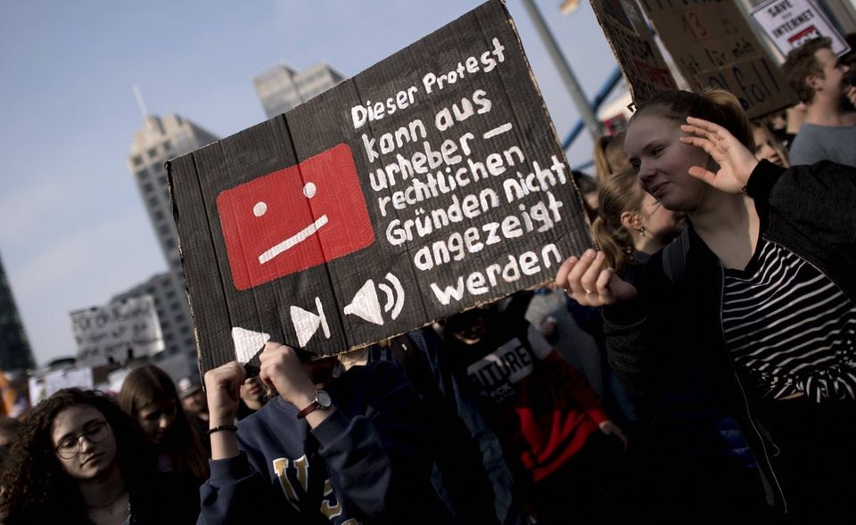 Demonstranten warnen 2019 in Berlin vor Gefahren der digitalen Zensur für Grundrechte aus der Urheberrechtsreform am digitalen Binnenmarkt. Der deutsche Staatsminister für Europa, Michael Roth, hält den deutschen Rechtsstaat für stark aber verbesserungsfähig. Auch Brüssel sieht unser Justizsystem „weiter effizient“ funktionieren, kritisiert aber Lücken bei den Regeln zur Parteienfinanzierung und zu hohe Spendenobergrenzen. Justizkommissar Didier Reynders nennt zudem eine neue Gefahr für den Zusammenhalt der EU: nämlich, dass der Vorrang des Europarechts nicht nur von Polen oder Ungarn, sondern auch von Deutschland hinterfragt werde. Das sei nicht verhandelbar, und daher startete ein Vertragsverletzungsverfahren gegen Deutschland wegen des EZB-Urteils des Bundesverfassungsgerichts vom Mai 2020.
