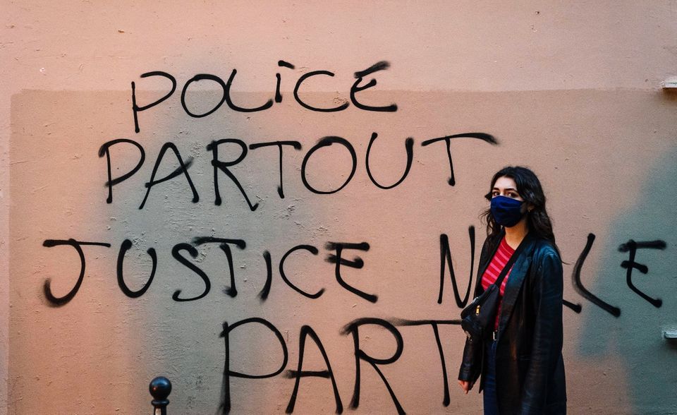 Vergangenen November gingen Zehntausende in Frankreich auf die Straße, um gegen das neue Gesetz zur "globalen Sicherheit" zu protestieren. Es regelt die Zusammenarbeit zwischen nationaler und kommunaler Polizei und Gendarmerie sowie privaten Sicherheitsdiensten, enthielt jedoch ein Verbot, Polizisten im Einsatz zu filmen und dies in sozialen Medien zu verbreiten. Die meisten französischen Nachrichtenredaktionen verurteilten dies als Angriff auf die Pressefreiheit. Die Passage wurde geändert, aber die EU-Kommission äußert Sorge über „die Wirkung der Gesetzgebung zur öffentlichen Sicherheit auf die Arbeit von zivilgesellschaftlichen Organisationen mit Blick auf Meinungs- und Informationsfreiheit und dem Recht zu demonstrieren“.