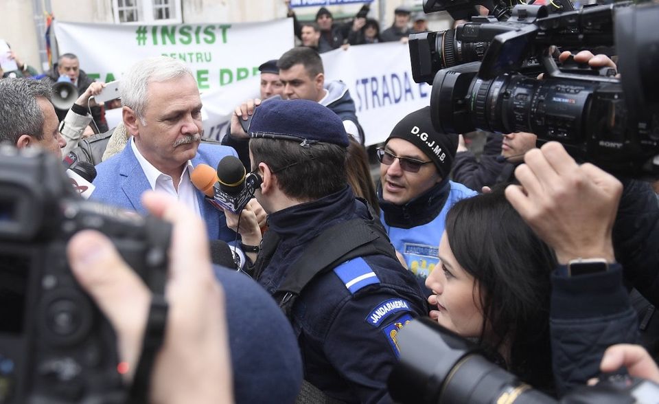 In Bukarest wurde der oberste Sozialdemokrat, Liviu Dragnea, für Korruption mit dreieinhalb Jahren Gefängnis bestraft, focht das Urteil aber vor dem Berufungsgericht an. Laut EU-Kommission haben sich Untersuchungen und die Ahndung von hochrangiger Veruntreuung in ihrer Wirksamkeit verbessert, aber neuerliche Änderungen des Strafgesetzbuches und der Strafprozessordnung seien für einen wirklich effizienten Rechtsrahmen unabdingbar. Gegen Rumänien läuft bereits ein älteres Kontrollverfahren mit Auflagen für eine Justizreform und Korruptionsbekämpfung. Brüssel bemängelt, dass Entscheidungen des Verfassungsgerichts unzureichend umgesetzt werden und auch der Vorrang von EU-Recht in Frage gestellt wird.