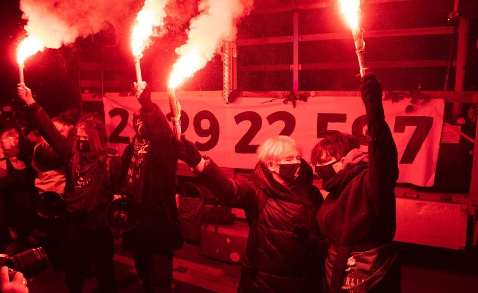 Demonstranten wie hier am internationalen Frauentag in Warschau müssen mit willkürlichen Festnahmen und Anklagen rechnen. Die Anfälligkeit der Staatsanwaltschaft für eine politische Einflussnahme nimmt zu. „Ernste Besorgnis„“ äußert Brüssel darüber, dass Polens Regierung richterliche Anordnungen des Europäischen Gerichtshofs (EuGH) weiterhin nicht umsetzt, unter anderem die Aussetzung einer umstrittenen Disziplinarkammer für polnische Richter. Auch Bedenken hinsichtlich „der Unabhängigkeit und Legitimität des Verfassungsgerichts sind noch immer nicht ausgeräumt“. Außerdem sei die geplante Übernahme eines großen Pressekonzerns durch ein staatliches Ölunternehmen eine „potenzielle Bedrohung für den Pluralismus auf dem Medienmarkt.“
