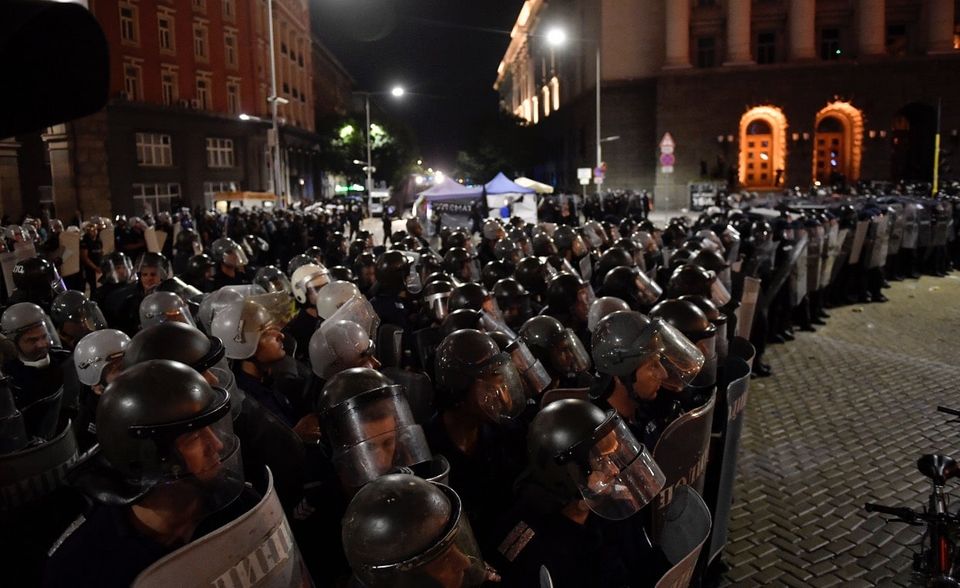 Bei Protesten gegen die Regierung, wie hier in Sofia im September 2020, wird nicht nur der Rücktritt von Premier Bojko Borissow gefordert. Tausende Demonstranten rufen auch lautstark nach Hilfe aus Brüssel. Vor allem junge Menschen fordern, die Zahlungen von EU-Hilfen an die Regierung und eine korrupte Elite einzustellen. Der Abbau von Rechtsstaat und Demokratie bereitet der EU tiefe Sorge. Trotz erhöhter Ermittlungen und zusätzlichen Mitteln bei der Bekämpfung hochrangiger Korruptionsfälle blieben Fortschritte und abschreckende Urteile gegen Täter aus, beschwert sie sich. Auch versuche die Regierung, ihren politischen Einfluss auf die Medien auszudehnen.