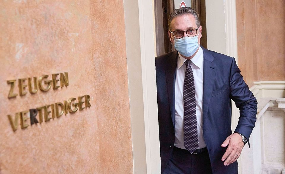 Seit Anfang Juli muss sich der über das Ibiza-Video zu Fall gekommene Ex-FPÖ-Obmann und Ex-Vizekanzler Strache wegen Bestechlichkeit am Wiener Landesgericht verantworten. Prozessgegenstand ist ein vermuteter Gesetzeskauf. Das im Ländervergleich teils sehr negative EU-Zeugnis kritisiert dazu, dass Staatsanwälte, die nach den jüngsten politischen Skandalen gegen politische Korruption auf höchster Ebene ermitteln, einem negativen Narrativ von Politikern ausgesetzt sind. Auch hohe staatliche Werbeausgaben werden angesprochen. Es gebe Bedenken und Zweifel hinsichtlich der Fairness, der Objektivität und Transparenz der Zuteilung, sowie möglicher politischer Einflussnahme und unzureichender Berücksichtigung des Medienpluralismus. Der EU-Bericht bemängelt zudem die unzureichende Kontrolle der Parteienfinanzierung.