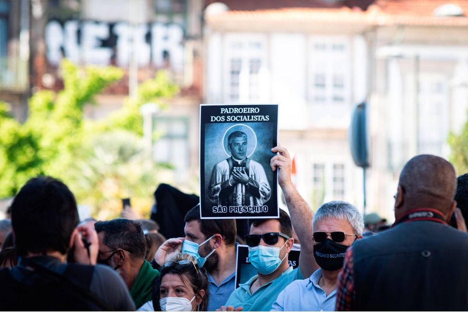 Einwohner von Porto reagieren mit Unmut darauf, dass ihr ehemaliger Premier Jose Socrates in einem prominenten Korruptionsprozess von fast allen Vorwürfen freigesprochen wurde. Aus Brüsseler Sicht entspricht das portugiesische Justizsystem nicht den EU-Standards der Rechtsstaatlichkeit. Auch eine Anti-Korruptionsstrategie harrt im Parlament noch der Dinge. Möglicherweise hat die Regierung auch mit der Pegasus-Software ausgespäht, was angesichts der EU-Kritik nicht überraschen würde: „Es gab Fälle von Bedrohungen und Einschränkungen der beruflichen Tätigkeit von Journalisten, einschließlich eines Falles von polizeilicher Überwachung mit dem Ziel, die Quellen von Journalisten zu identifizieren.“ Die Generalstaatsanwaltschaft habe eine Untersuchung eingeleitet, die vom Hohen Rat der Staatsanwaltschaft zu prüfen sei.