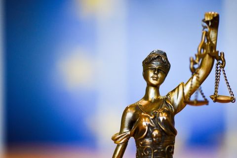 Die Statuette der Themis, Göttin der göttlichen Gerechtigkeit, im Büro der EU-Kommissarin Vĕra Jourová