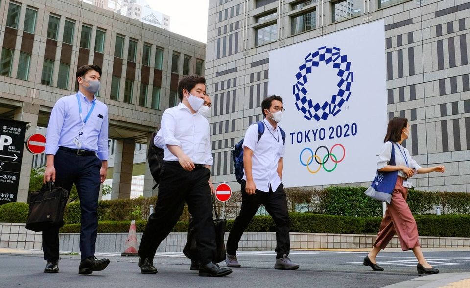 Die Olympischen Spiele sind eine gigantische Marketing-Maschine. Firmen zahlen Höchstbeträge, um als offizielle Partner mit den Wettkämpfen assoziiert zu werden. Sie fallen dabei in zwei Gruppen. Weltweite Partner sind dem IOC auf lange Sicht verbunden. Der japanische Reifenhersteller Bridgestone hat zum Beispiel einen Vertrag von 2014 bis 2024 abgeschlossen (2013 wurden die Sommerspiele 2020 nach Tokio vergeben). Laut der Nachrichtenagentur AP sorgen allein die 14 größten Sponsoren für 18 Prozent der Einnahmen des IOC. Daneben gibt es eine Vielzahl von Firmen, die sich nur für eine spezielle Ausgabe der Spiele (meist in ihrem Heimatland) eingekauft haben. Allein diese Gruppe nationaler Sponsoren hat laut der Nachrichtenagentur Reuters in Japan die Rekordsumme von mehr als drei Mrd. US-Dollar für Olympia-Marketingrechte bezahlt. Weitere 200 Mio. US-Dollar seien hinzugekommen, um die Verträge nach der Verschiebung der Wettkämpfe um ein Jahr zu verlängern. Aber die Sponsoren sind nicht zufrieden mit dem, was sie für ihr Geld bekommen.