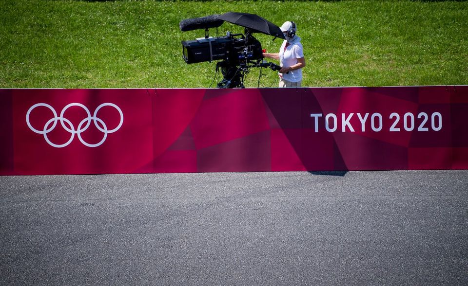 Dass sich das IOC solche Sonderausgaben leisten kann, liegt auch an den Übertragungsrechten. Laut AP sind sie für 73 Prozent der Einnahmen des IOC verantwortlich. Der am höchsten dotierte TV-Vertrag wurde laut Deutschlandfunk vom IOC mit dem US-Sender NBC abgeschlossen: „Für die Spiele von 2014 bis 2020 garantiert er 3,7 Mrd. Euro, der Anschlussvertrag bis 2032 ist 6,6 Mrd. Euro wert.“ ARD und ZDF waren zum Schrecken der Verantwortlichen Ende 2016 bei den Verhandlungen um die Direktübertragungsrechte zunächst gescheitert. Der US-Konkurrent Discovery (zu dem Eurosport gehört) sicherte sich die europäischen TV-Rechte für die Olympischen Spiele bis 2024 beim IOC für 1,3 Mrd. Euro. Später konnten sich die öffentlich-rechtlichen Sender doch noch mit Discovery auf eine „komplementäre“ Berichterstattung einigen, bei der man sich also nicht in die Quere kommen soll, wie der Deutschlandfunk 2017 berichtete. Was ARD und ZDF dafür gezahlt haben, sei nicht publik geworden.