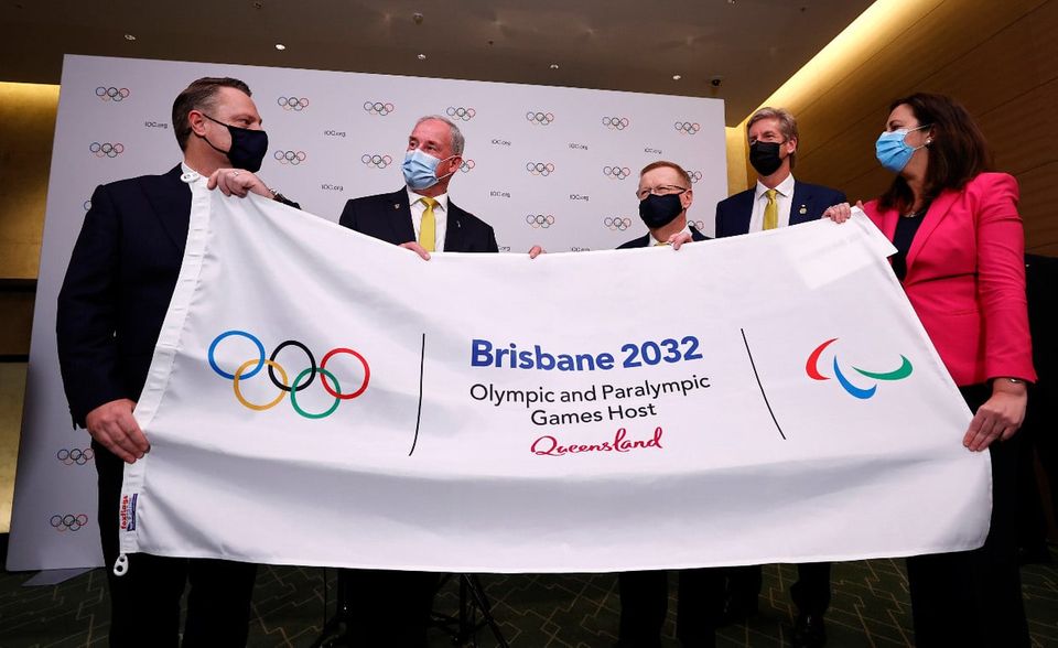 Olympische Spiele ohne Zuschauer sind auch deshalb so verheerend, weil sich dadurch der Kreis der Bewerberstädte weiter verkleinern dürfte. Olympia verspricht normalerweise einen Tourismusboom sondergleichen. Vom Image als Austragungsstätte kann eine Region noch Jahrzehnte später zehren. Fällt das aber weg, bleiben vor allem die immensen Kosten, die Olympische Spiele verursachen. Das beginnt bei der Bewerbung. Berlin und Hamburg hatten 2015 die Kosten für eine mögliche Bewerbung um die Spiele 2024 auf jeweils rund 50 Mio. Euro taxiert, wie die „taz“ damals berichtete. Später bemühte sich die Region Rhein-Ruhr um die Spiele 2032. Das IOC entschied sich jetzt jedoch in Tokio für das australische Brisbane. Es war im Rahmen eines neuen Vergabeverfahrens zum „bevorzugten Bewerber“ erklärt worden und war damit der einzige Kandidat. „Die Kosten für die Spiele in Brisbane berechneten die Organisatoren mit knapp drei Mrd. Euro. Die Hälfte davon trägt der australische Staat“, berichtete „Tagesschau.de“.