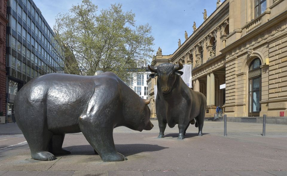 Der Dax startete am 1. Juli 1988. Der Stand zum Debüt belief sich auf 1163 Punkte. Basisdatum war der 30. Dezember 1987 mit einem Basiswert von 1000 Punkten. Der Deutsche Aktienindex war ein gemeinsames Projekt der Frankfurter Wertpapierbörse AG (später: Deutsche Börse AG), der Arbeitsgemeinschaft der Deutschen Wertpapierbörsen und der Börsen-Zeitung.