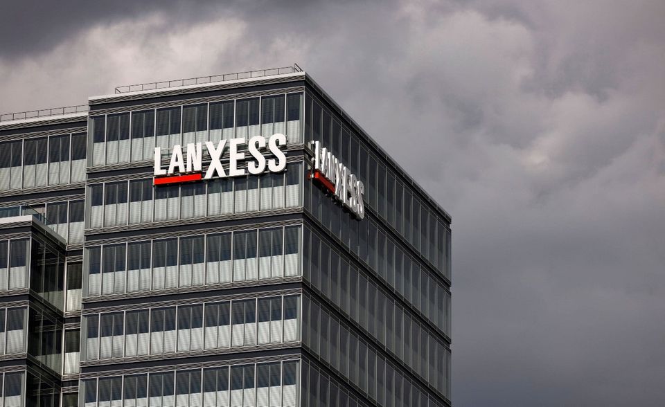 Der Dax-30 hat bereits vor der Ausweitung auf 40 Werte schon mal mehr Unternehmen umfasst als ursprünglich vorgesehen. Anfang 2005 wurde das Chemieunternehmen Lanxess vom Mutterkonzern Bayer abgespalten. Kurzfristig führte der Dax beide Unternehmen und kam somit erstmals auf 31 Werte. Nach der Neuberechnung von Bayer wurde Lanxess nach einem Tag aus dem Leitindex gestrichen. Ähnlich lief es im Septemer 2020, als der Dax mit Siemens Energy zum vierten Mal in seiner Geschichte kurzzeitig 31 Werte zählte.