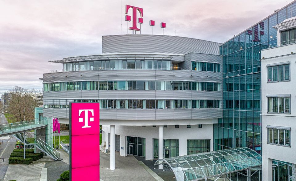 1996 war ganz Deutschland plötzlich im Börsenfieber. Die Deutsche Telekom legte im November den bislang größten Börsengang der Dax-Geschichte hin. Der ehemalige Staatskonzern nahm mit 713 Millionen Aktien umgerechnet rund 13 Mrd. Euro ein. „Die Nachfrage überstieg das Angebot um das Fünffache“, erinnerte die Deutsche Börse AG zum 30. Geburtstag des Dax. Die T-Aktie schien zunächst alle in sie gesetzten Hoffnungen zu erfüllen. Zu einem Emissionskurs von 28,50 DM gestartet, erreichte die „Volksaktie“ nach zwei weiteren Börsengängen im März 2000 mit einem Preis jenseits der Hundert-Euro-Grenze ihren Höchstwert. Infolge der Finanzkrise stürzte das Papier hingegen zeitweise auf unter acht Euro ab. Mitte Juli 2021 lag der Kurs bei rund 18,40 Euro – weit unter den Ausgabepreisen des zweiten und dritten Börsengangs.