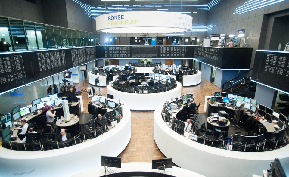 Nach 2002 ist der Dax noch in drei Jahren ins Minus gerutscht. Die Finanzkrise blieb 2008 mit minus 40 knapp unter dem Negativrekord-Jahr 2002. 2011 folgte das nächste düstere Kapitel der jüngeren Dax-Geschichte. Der Leitindex schloss knapp 15 Prozent im Minus. Das turbulente Börsenjahr war von der Atomkatastrophe im japanischen Fukushima und der sich zuspitzenden Schuldenkrise in den USA und Europa geprägt. Der Dow Jones verzeichnete im August desselben Jahres den fünftgrößten Tageseinbruch seiner Geschichte. 2018 waren Anleger erneut auf der Flucht. Mehr als jeder zweite Dax-Konzern verzeichnete zweistellige Verluste, der Index fiel auf über minus 18 Prozent. Die Corona-Pandemie hat das Börsenbarometer hingegen nicht in rote Zahlen rutschen lassen.