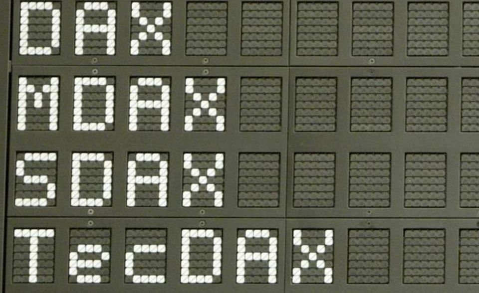 Der Dax umfasst die größten und börsenumsatzstärksten Unternehmen an der Frankfurter Wertpapierbörse. Eine doppelt so große Spitzengruppe wurde bislang im MDax abgebildet. Dieser Index der mittelgroßen Werte wird im Zuge der Reform 2021 von 60 auf 50 Unternehmen verkleinert. Die größten und meist gehandelten Unternehmen unterhalb des MDax finden sich im SDax. Für Technologieunternehmen gibt es den TecDax.
