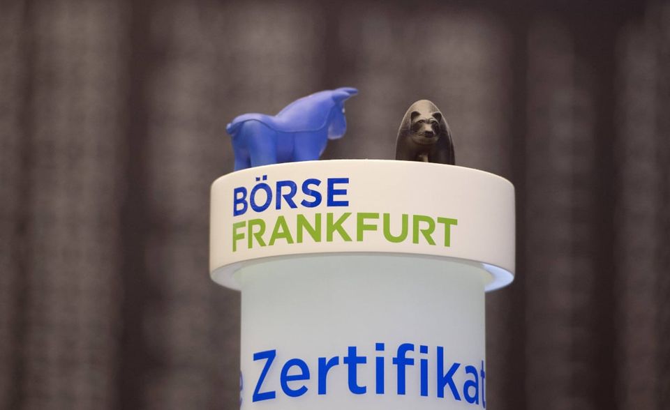 Ob sich ein Unternehmen für den Dax qualifiziert, entschied sich bis zur jüngsten Reform sich anhand von zwei Hauptkriterien: Orderbuchumsatz im elektronischen Handelssystem der Deutschen Börse, Xetra, und am Parkett Frankfurt (in den vorangegangenen zwölf Monaten) sowie die Free-Float-Marktkapitalisierung zu einem bestimmten Stichtag (letzter Handelstag im Monat). Der Börsenumsatz fällt künftig weg. Daneben müssen Dax-Kandidaten weitere Voraussetzungen erfüllen. Sie müssen unter anderem einen Streubesitzanteil von mindestens zehn Prozent vorweisen, fortlaufend auf Xetra gehandelt werden und mindestens 30 Handelstage seit Erstnotiz aufweisen.