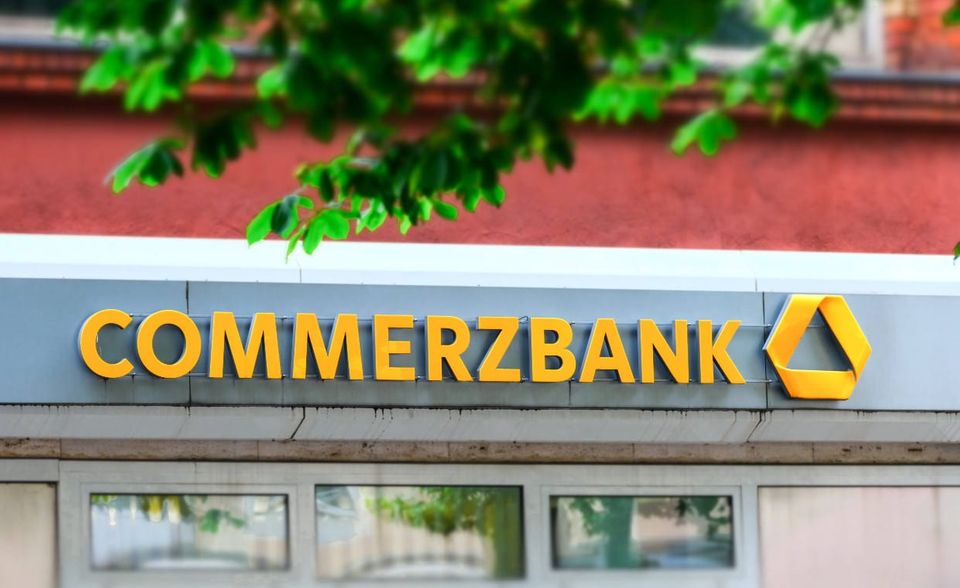 Wirecard hatte es im September 2018 in die erste deutsche Börsenliga geschafft. Der Aufstieg fiel symbolträchtig aus. Der digitale Zahlungsdienstleister ersetzte mit der Commerzbank eines der Gründungsmitglieder des Dax. Grund war die höhere Marktkapitalisierung Wirecards. Die Dresdner Bank war bereits 2001 wegen ihrer Übernahme durch die Allianz aus dem Dax gefallen. Das Traditionshaus ging 2009 in der Commerzbank auf.