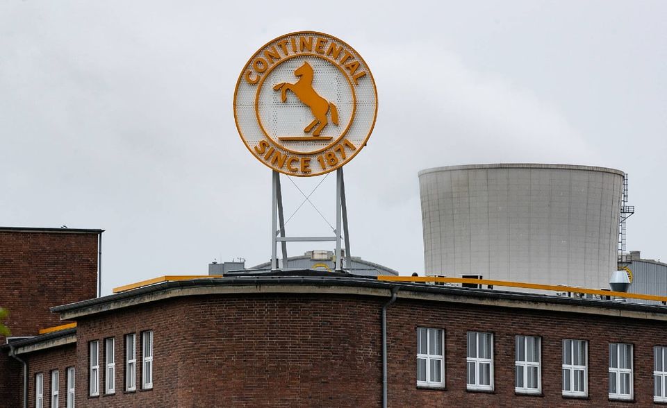 Ein Abstieg aus dem Dax ist meistens von Dauer. Ganz wenige Unternehmen aber haben das Comeback geschafft. Das gelang als Erstes und gleich mehrmals Continental. Der Automobilzulieferer ist das Stehaufmännchen des Börsenbarometers. Er war zum ersten Mal am 23. September 1996 als fünftes Unternehmen der Dax-Geschichte aus dem Leitindex abgestiegen und wurde von der Münchner Rück ersetzt. 2003 kehrte Continental in den Dax zurück. Der Reifenhersteller musste die Top 30 Ende 2008 erneut verlassen. Damals rückte Beiersdorf nach. Im September 2012 gelang Continental das zweite Comeback, das bis heute Bestand hat.