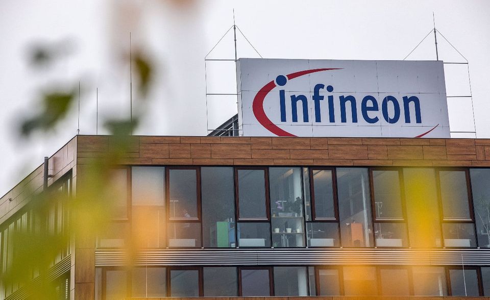 Infineon war das zweite Unternehmen der Dax-Geschichte, das in die Spitzengruppe zurückkehren konnte. Der größte Halbleiterhersteller Deutschlands hatte im März 2009 seinen Platz für die am Markt höher bewertete Hannover Rück räumen müssen. Bereits ein halbes Jahr später machte der Versicherer seinerseits Infineon im Leitindex Platz.
