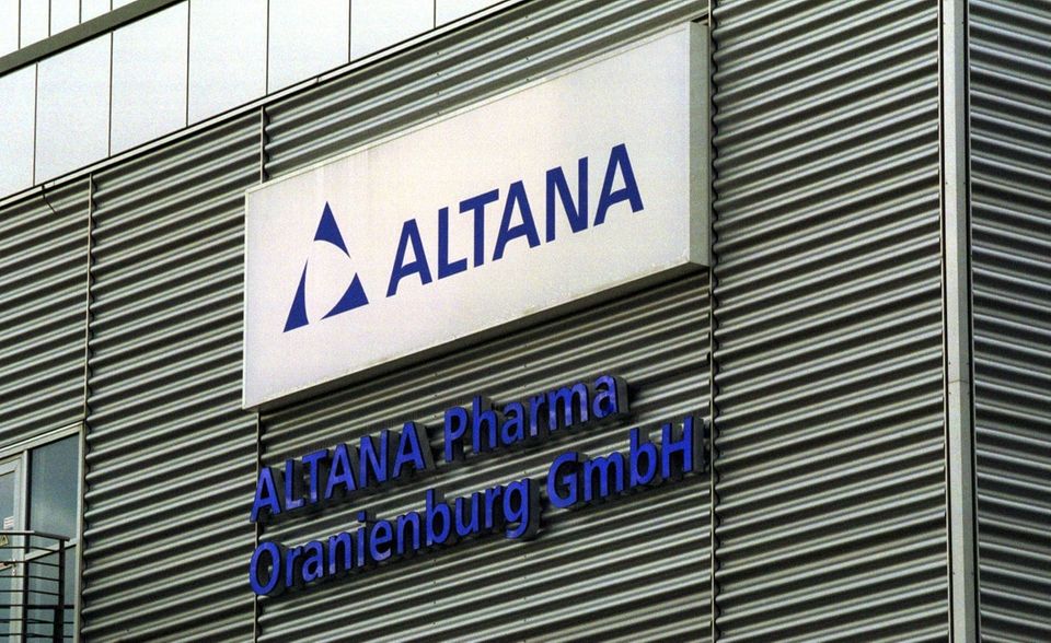 Manchmal ist der Abstieg aus dem Dax eine bewusste Entscheidung beziehungsweise wird bei einer Neuausrichtung in Kauf genommen. 2006 verkaufte der Chemiekonzern Altana seine Pharmasparte an den dänischen Konkurrenten Nycomed und verabschiedete sich damit vom Pharmageschäft. Altana verließ den Dax aufgrund der durch den Verkauf gesunkenen Marktkapitalisierung. Der Konzern wurde passenderweise durch das Chemie- und Pharmaunternehmen Merck KGaA im Dax ersetzt.