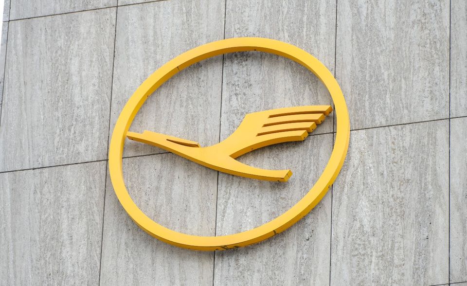 Der Abschied vom Dax kann aber auch eine Krise ungeahnten Ausmaßes widerspiegeln. Das war der Fall, als die Lufthansa im Sommer 2020 den Leitindex verlassen musste. Deutschlands größte Fluggesellschaft wurde infolge der Corona-Pandemie in den MDax der mittelgroßen Werte verdrängt. Die Deutsche Wohnen SE profitierte und stieg in den Dax auf.