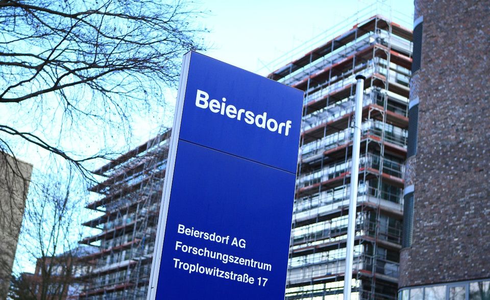 Kurz vor der Ausweitung des Dax auf 40 Werte hat ein weiteres Unternehmen den Leitindex verlassen. Beiersdorf war 2008 für Continental in den Dax aufgerückt. Im März 2021 musste der Konsumgüterkonzern seinerseits Platz machen. Die Marktkapitalisierung reichte nicht mehr aus. Nachfolger wurde der nunmehr dritte Rückkehrer der Dax-Geschichte. Siemens Energy war im September 2020 nach der Abspaltung vom Mutterkonzern einige Stunden als 31. Dax-Unternehmen geführt worden. Nach einem Tag verschwand das Unternehmen bereits wieder aus dem Index – nur, um ein halbes Jahr später zurückzukehren.
