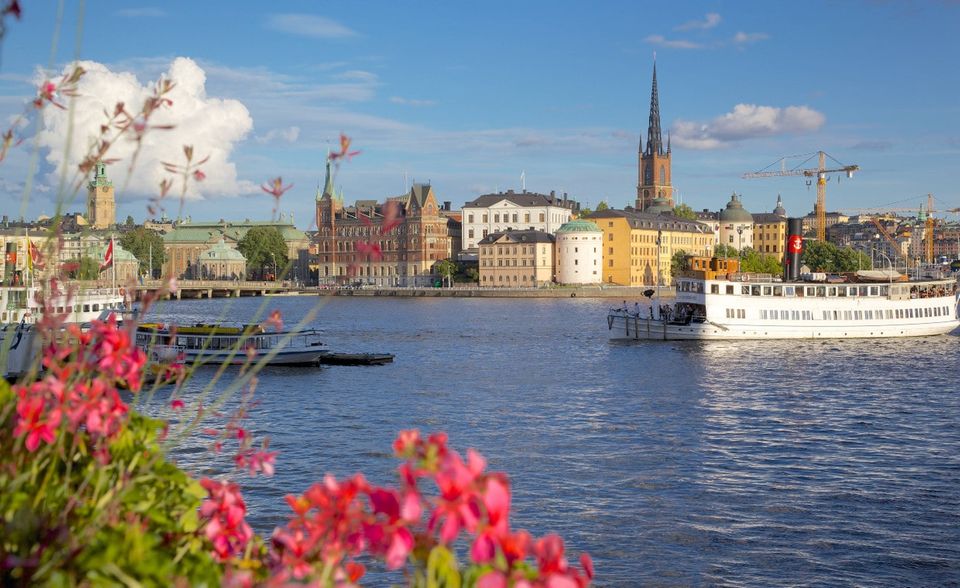 Schweden ist im EY-Ranking der größten Investoren in Europa in die Top 10 aufgerückt. Es löste Kanada auf Platz zehn ab. Schwedische Investoren planten demnach 2020 im europäischen Ausland 173 Projekte. Das waren 19 Prozent mehr als im Vorjahr. Schweden verzeichnete damit als einziges Land der Top 10 während der Corona-Pandemie mehr ausländische Investitionen.
