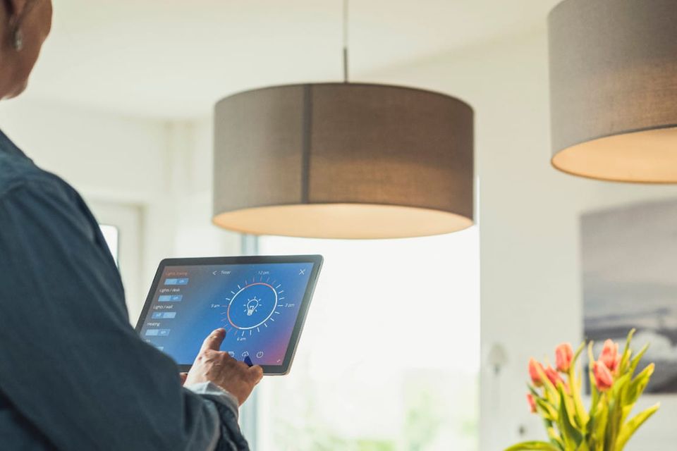 Zum Komfort gehört es für die meisten Besitzer smarter Haushaltsgeräte, die Technik bequem vom Smartphone oder Tablet aus steuern zu können. Auf die Frage nach der wichtigsten smarten Funktion nannten in der YouGov-Umfrage mit 23 Prozent die meisten Teilnehmer die Bedienung via App. „41 Prozent achten auf smarte Assistenzfunktionen, zum Beispiel, dass ein Herd die Topfgrößen erkennt, eine Waschmaschine die Füllmenge oder ein Kühlschrank einzelne in ihm gelagerte Produkte. 28 Prozent wiederum achten auf die Steuerung via Sprachbefehle ohne App“, teilte das Meinungsforschungsinstitut mit.