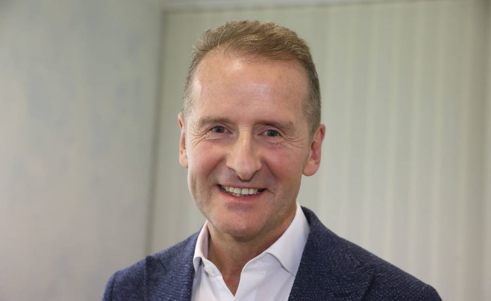 #1 Herbert Diess, Volkswagen Herbert Diess ist laut Glassdoor der beliebteste Firmenchef unter den deutschen Nutzern der Plattform. Diess wurde mit Wirkung zum 13. April 2018 zum Vorstandsvorsitzenden der Volkswagen AG berufen. Er konnte sich nun zum ersten Mal in dem Ranking platzieren und debütierte gleich mit 99 Prozent Zustimmung auf der Spitzenposition. Der gebürtige Münchner hat Fahrzeugtechnik und Maschinenbau studiert. Nach der Promotion arbeitete er für die Robert Bosch GmbH und wechselte 1996 zu BMW. Dort stieg Diess zum Entwicklungsvorstand auf.