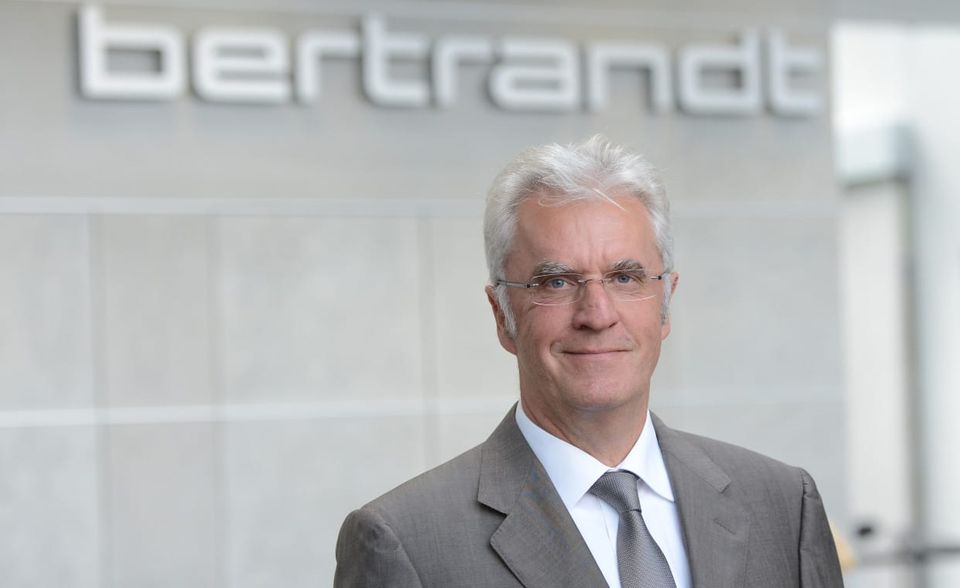 #5 Dietmar Bichler, Bertrandt Nach Siemens Healthineers findet sich mit Bertrandt auf Platz fünf ein weiteres deutsches Unternehmen. Bertrandt ist ein Technologiepartner von Firmen aus den Bereichen Auto, Luftfahrt und Maschinenbau. Dietmar Bichler, Vorsitzender des Aufsichtsrats, bekam zuletzt von 98 Prozent der Glassdoor-Nutzer in seiner Firma eine positive Bewertung. Der Diplom-Ingenieur hatte sich vor dem Studium bei Porsche zum Feinblechner ausbilden lassen. 1982 begann er seine Laufbahn bei Bertrandt, zunächst als Projektleiter für Verfahrensentwicklung. Von 2001 bis 2019 war Bichler Vorstandsvorsitzender des Unternehmens mit Hauptsitz in Ehningen in Baden-Württemberg.