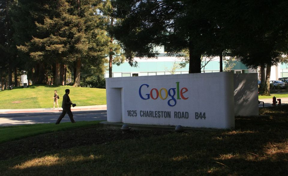 Google-Angestellte müssen sich gegen Covid-19 impfen lassen, bevor sie ins Büro zurückkehren können. Die Impfung sei eine der wichtigsten Maßnahmen, um sich und die Gemeinschaft in den kommenden Monat gesund zu halten, teilte Google-Chef Sundar Pichai mit. Die geplante Rückkehr ins Büro hat das Unternehmen angesichts der sich rasant ausbreitenden Delta-Variante auf den 18. Oktober verschoben. Die Impfpflicht gilt zunächst nur für die USA, Pichai kündigte aber bereits an, dass sie auch ausgeweitet werden könne.