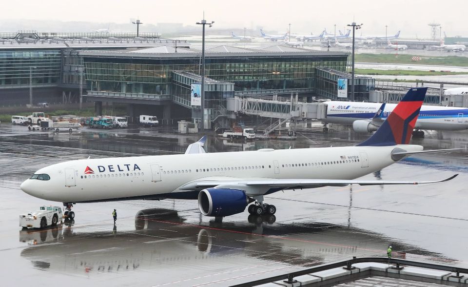 Die US-Fluggesellschaft Delta Airlines hat zwar keine Impfpflicht für die derzeitigen Mitarbeitenden eingeführt, verlangt aber bereits seit Mai bei Neueinstellungen in den USA den Nachweis über eine Corona-Impfung. „Dies ist ein wichtiger Schritt, um Deltas Mitarbeiter und Kunden zu schützen und zu gewährleisten, dass die Fluggesellschaft sicher operieren kann, wenn die Nachfrage zurückkehrt und der Aufschwung kommt“, teilte das Unternehmen mit. Impfstoffe seien sicher, effektiv und „für die Zukunft der Fluggesellschaft sowie der Welt unerlässlich“. Auch United Airlines verlangt von neuen Angstellten einen Impfnachweis.