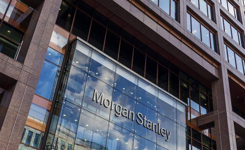 Die Wall-Street-Bank Morgan Stanley erlaubt nur noch voll geimpften Angestellten und Kunden, in die New Yorker Büros und Geschäftsstellen zu kommen. Seit dem 12. Juli müssen sowohl Angestellte als auch Kunden und Besucher ihren Impfstatus offenlegen. Morgan-Stanley-Chef James Gorman sprach sich bereits deutlich für eine Rückkehr der Angstellten ins Büro aus. „Wenn Sie in New York City in ein Restaurant gehen können, dann können Sie auch ins Büro kommen“, sagte er bereits im Juni und fügte hinzu, er sei enttäuscht, wenn bis Anfang September nicht wieder alle im Büro seien.