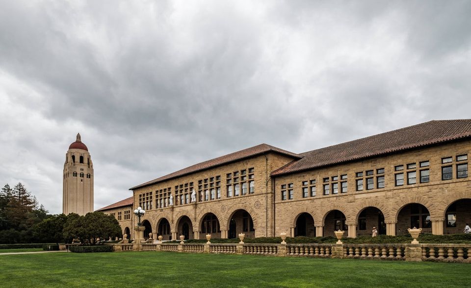 Die US-amerikanische Elite-Universität Stanford verpflichtet Studierende, aber auch Lehrkräfte und andere Angestellte, denen es möglich ist, sich gegen das Covid-19 impfen zu lassen. Damit steht Stanford nicht allein da: Auch andere Universitäten in den USA machen die Impfung zur Pflicht.
