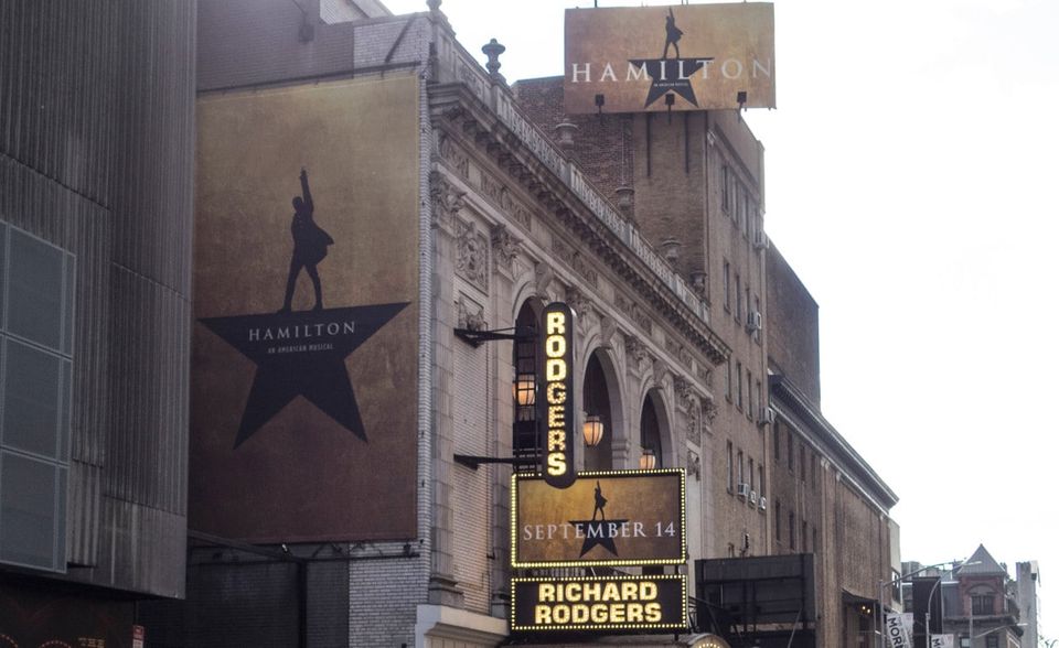 Das Broadway-Musical Hamilton hat bereits im Mai angekündigt, dass vor Showbeginn alle Angestellten gegen Corona geimpft sein müssen. Das gilt auch für die Darsteller und die Backstage-Crew.