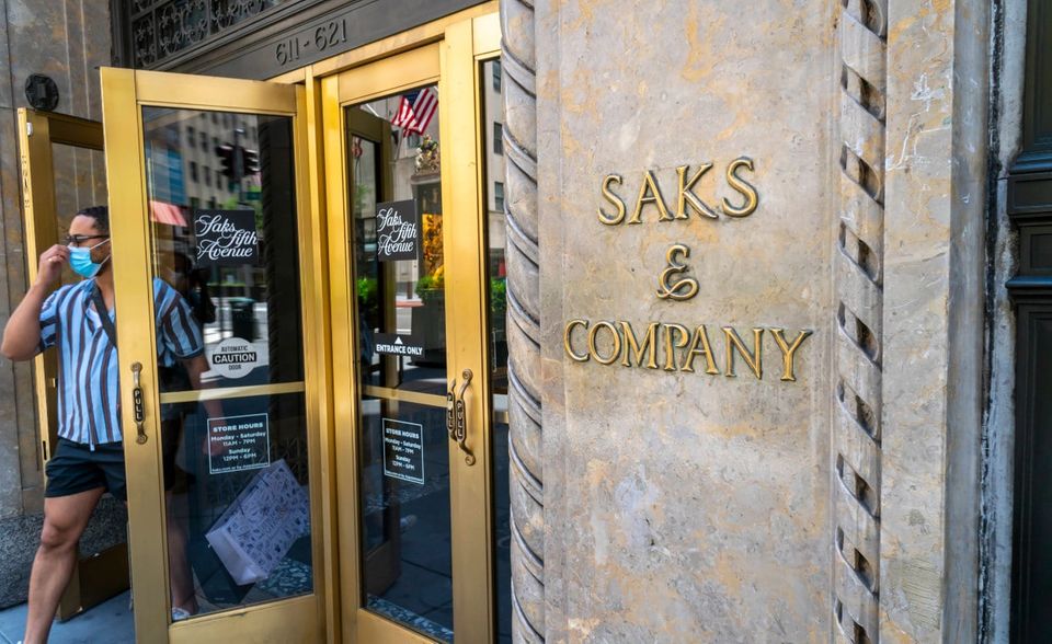 Der US-amerikanische Konzern Saks hat sich kürzlich von seinen Filialen abgespalten und ist nun für das E-Commerce-Geschäft zuständig. Wenn die Angestellten wieder ins Büro zurückkehren, sollen sie gegen Corona geimpft sein. Man wolle das Umfeld so sicher wie möglich machen, sagte Saks-CEO Marc Metrick gegenüber der New York Times.