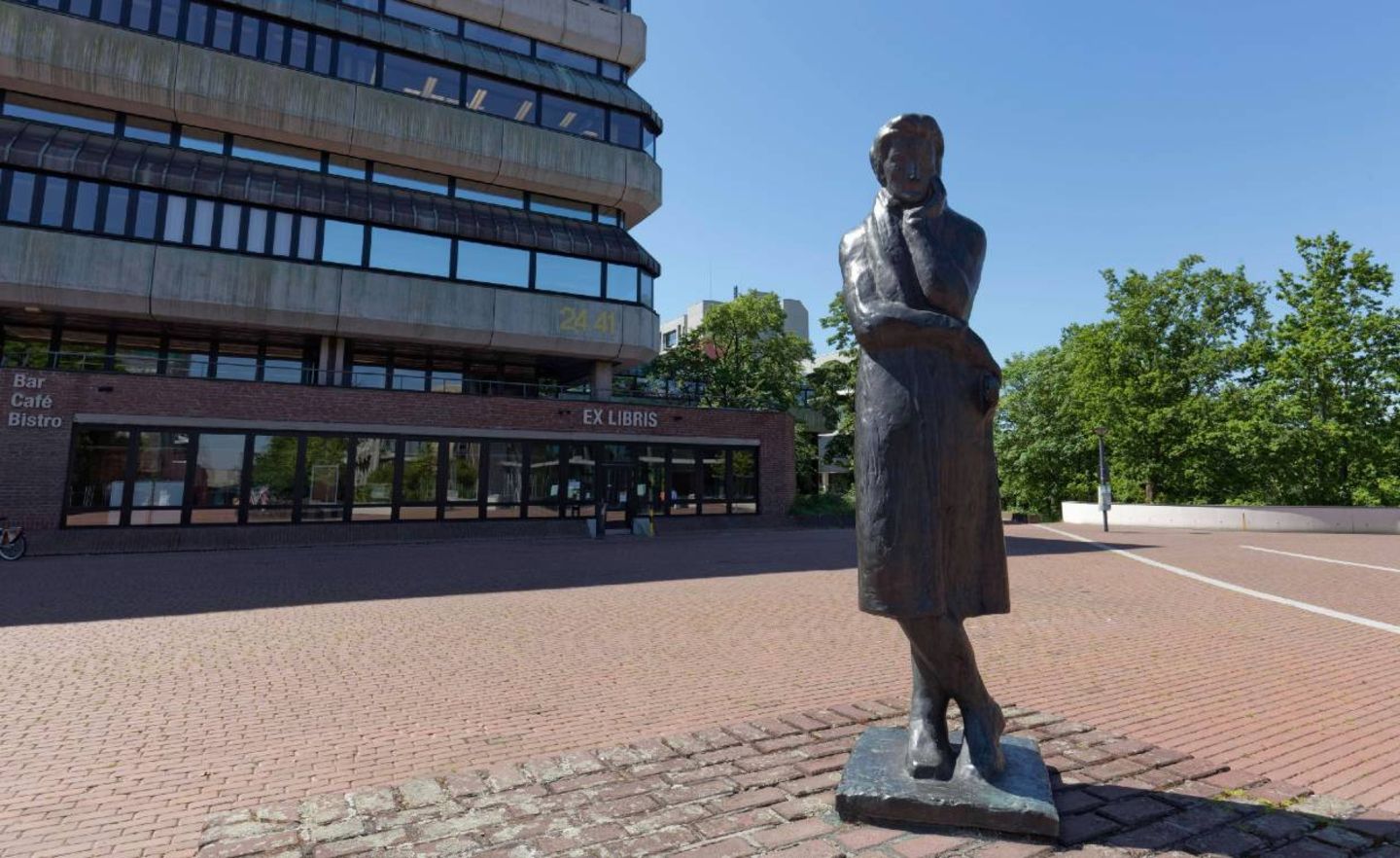 Das Heinrich-Heine Denkmal vor der Universitäts- und Landesbibliothek in Düsseldorf