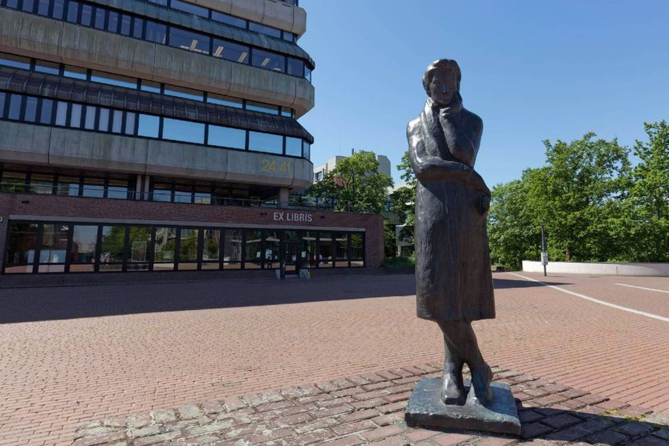 Das Heinrich-Heine Denkmal vor der Universitäts- und Landesbibliothek in Düsseldorf