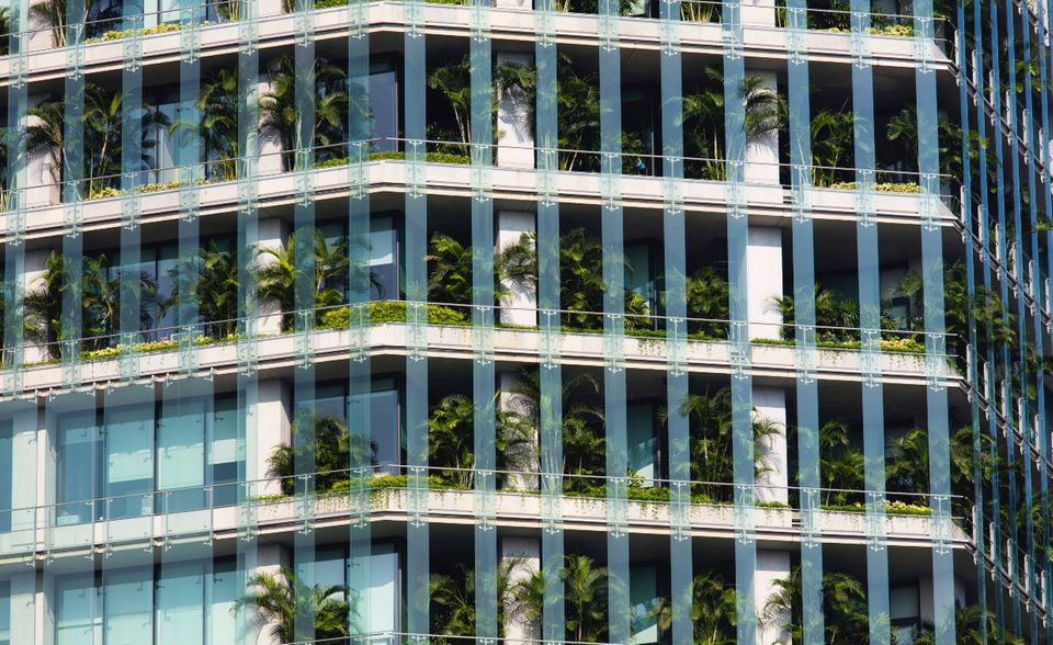 #7 CapitaGreen Das 40 Etagen hohe CapitaGreen besticht nicht durch seine Höhe von “nur“ 242 Metern, sondern durch seine „grünen“ Eigenarten. Die asiatische Immobilienfirma CapitaLand baute das Gebäude in Singapur 2014 für 1,4 Mrd. Dollar und bestückte mehr als die Hälfte der Fassade mit Sträuchern und Pflanzen. Eine zweite Glashaut vermindert zusätzlich zur begrünten Fassade die Sonneneinstrahlung und Erhitzung des Baus. In der Spitze der architektonischen Neuheit wurden ein 45 Meter hoher Dachgarten und ein besonderer Windkanal integriert.