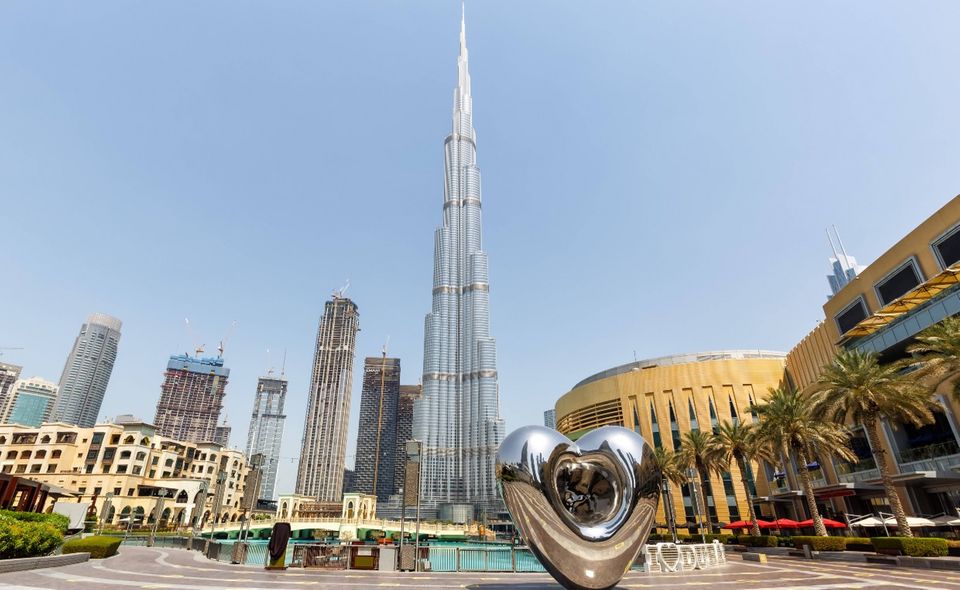 Der 2010 fertiggestellte Wolkenkratzer in Dubai in den Vereinigten Arabischen Emiraten (VAE) ist wahrlich ein Gebäude der Superlative. Es kostete 1,5 Mrd. Dollar, die Förderhöhe der Hauptaufzüge ist mit 504 Metern die längste der Welt, der Turm beherbergt das höchstgelegene Restaurant und die höchste Lounge der Welt – und er hält bis heute mit 828 Metern den Höhenrekord unter den Bauwerken. Das Design ist von einer Abstraktion der Schönlilie inspiriert. Von oben gesehen entspricht das Gebäude dem Zwiebeldom-Design, das häufig in der islamischen Architektur vorkommt.