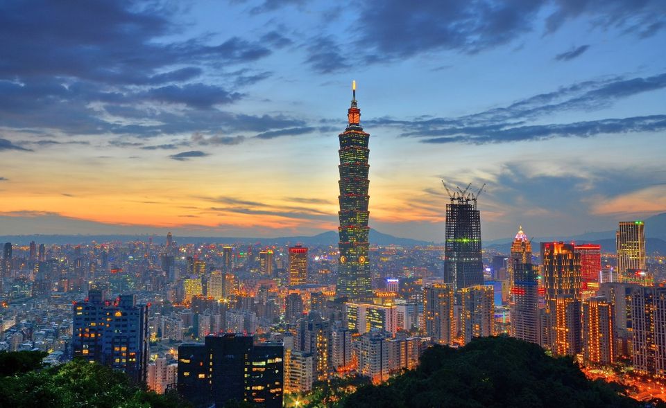 Bis 2010 hielt der Riese im Finanzdistrikt von Taipeh mit 509 Metern den Rekord des höchsten Gebäudes der Welt, wurde dann aber mehrfach überholt. Mit Kosten von 1,76 Mrd. Dollar bleibt er aber unter den zehn teuersten Bürotürmen der Welt. Zu den prominenten Mietern gehören Google Taiwan, L’Oreal und die Börse von Taiwan. Zwischen Nummer 88 und 92 der 101 Stockwerke des Taipei 101 befindet sich eine 660 Tonnen schwere vergoldete Stahlkugel mit einem Durchmesser von 5,5 Metern, die mit ölhydraulischen Dämpfungselementen den Schwankungen des Gebäudes entgegenwirkt.