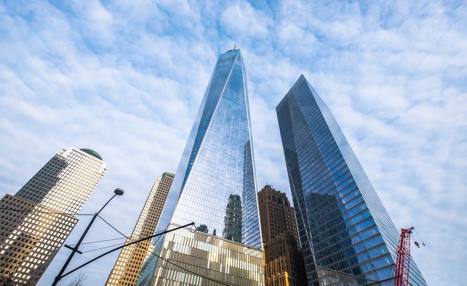 Nur das achthöchste Gebäude der Welt, aber das teuerste. Das One World Trade Center wuchs am New Yorker Ground Zero, dem Ort des Terroranschlags (9/11) auf die beiden Türme des World Trade Center, in den Himmel von Manhattan. Es heißt deshalb symbolgeladen auch Freedom Tower. In den USA wird der 3,9 Mrd. Dollar teure und 541 Meter hohe Büroturm von keinem anderen Wolkenkratzer überragt. Der größte Mieter auf den 2014 fertiggestellten 104 Etagen ist die Mediengruppe Condé Nast.
