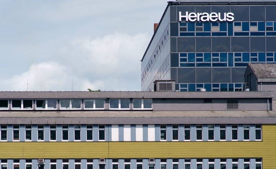 Das Edelmetall- und Technologieunternehmen Heraeus hat seinen Sitz in Hanau und wirbt mit einer „einzigartigen Kombination von Materialexpertise mit Technologie-Know-how“. Mit einem Umsatz von 31,5 Milliarden Euro ist es das achtgrößte Familienunternehmen in Deutschland.