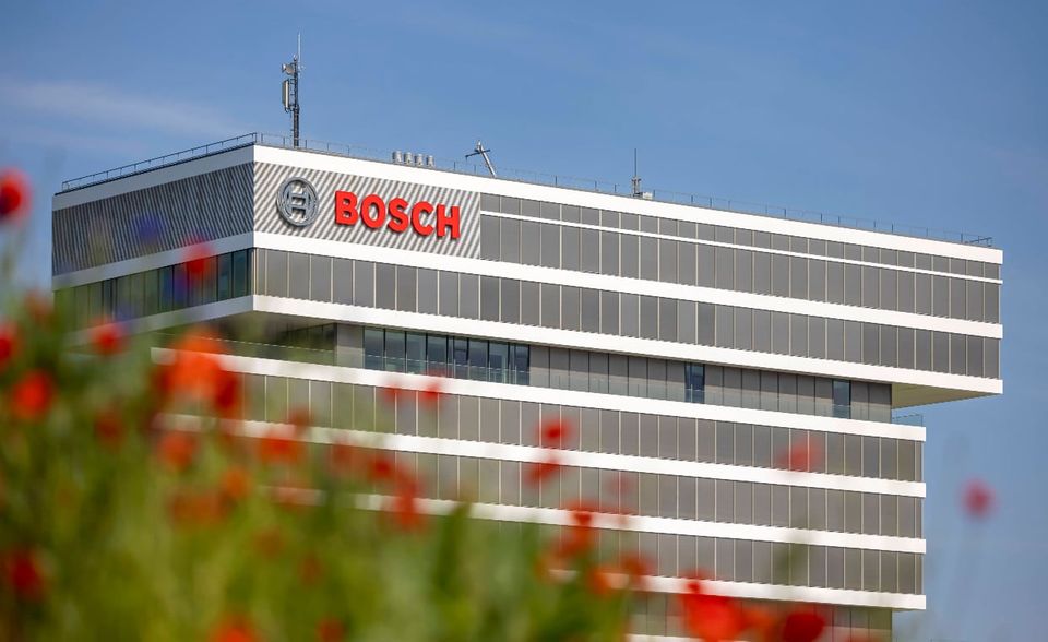 Bosch agiert weltweit und ist in Deutschland an mehr als 100 größeren Standorten vertreten. Mit einem Umsatz von 71,6 Mrd. Euro liegt das Technologie- und Dienstleistungsunternehmen auf Platz fünf des DDW-Rankings.