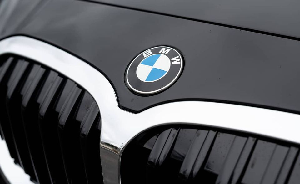BMW landet mit einem Umsatz von rund 99 Mrd. Euro auf dem vierten Platz. Zur Produktpallette gehören die Marken BMW, MINI, Rolls-Royce und BMW Motorrad.