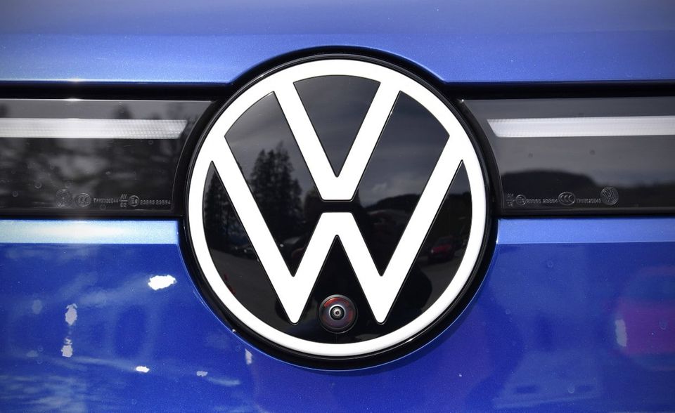 Die Wolfsburger Volkswagen AG verzeichnet mit 222,9 Mrd. Euro einen fast doppelt so großen Umsatz wie die Schwarz Gruppe auf Platz zwei und liegt damit mit Abstand an der Spitze des Rankings. VW ist der größte Automobilproduzent Europas.