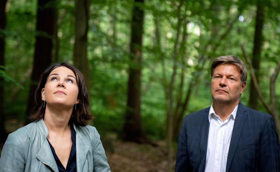 Vor grüner Waldkulisse stellten Annalena Baerbock und Robert Habeck das Grüne Klimaschutzprogramm vor